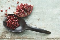 Cuneo di melograno e semi con cucchiaio — Foto stock