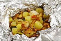 Scallops with courgettes and chanterelle mushrooms cooked in aluminium foil — Stock Photo