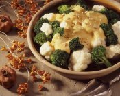 Blumenkohl und Brokkoli mit Sauce — Stockfoto