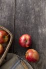 Красные яблоки на борту — стоковое фото