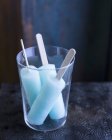 Lecca-lecca di ghiaccio blu in un bicchiere — Foto stock
