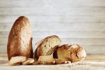 Pane integrale su legno — Foto stock