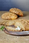 Ореховый хлеб с травой — стоковое фото