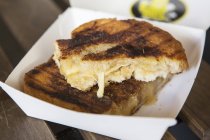 Sándwich tostado en bandeja - foto de stock