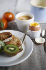 Vista close-up do café da manhã com ovo cozido macio, frutas frescas, torradas e café — Fotografia de Stock