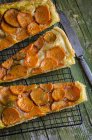 Crostata di patate dolci su superficie di legno verde — Foto stock