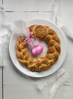Top view of Easter wreath with pink egg and white feathers — Stock Photo