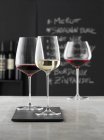Стаканы вина в баре — стоковое фото