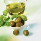 Grüne Oliven mit Olivenöl — Stockfoto