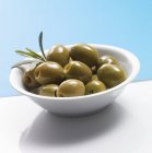 Entsteinte grüne Oliven — Stockfoto
