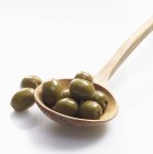 Зелені оливки з дерев'яною ложкою — стокове фото