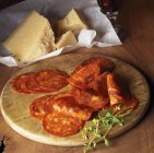 Chorizo y queso parmesano - foto de stock
