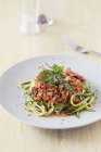 Zucchini-Pasta mit Lupinen-Bolognese — Stockfoto