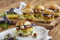 Mini burgers végétariens avec galettes de polenta — Photo de stock