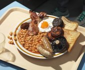 Повышенный вид на английский завтрак на подносе — стоковое фото