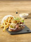 Sandwich con salsicce sulla scrivania — Foto stock