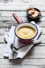Cremosa sopa de coco y jengibre - foto de stock