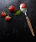 Fragole fresche e yogurt — Foto stock
