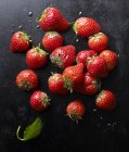 Frische Erdbeeren mit Blatt — Stockfoto