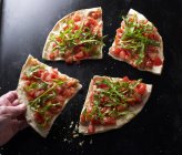 Hand nimmt ein Stück Pizza — Stockfoto