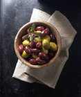 Kalamata schwarze und grüne Oliven — Stockfoto