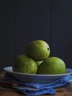 Тарілка зі свіжих манго — стокове фото