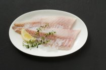 Filetes de pescado rosa con limón - foto de stock