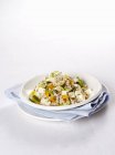 Warmer Orzo-Salat mit Gemüse — Stockfoto