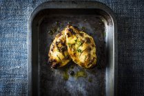 Pechuga de pollo asada en limones conservados - foto de stock