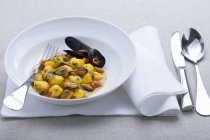 Mussels in saffron broth — Stock Photo