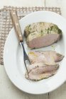 Жареная свинина в травяной соли — стоковое фото