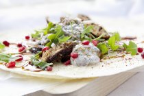 Closeup view of Persian chicken wraps with rocket and pomegranate seeds — Stock Photo