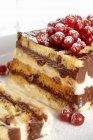 Vista close-up de chocolate e sobremesa de baunilha com groselhas vermelhas — Fotografia de Stock