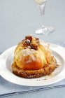 Bratapfel auf einer Scheibe Panettone — Stockfoto