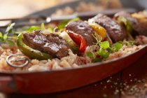 Kebab de cordero con arroz - foto de stock