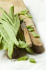 Frijoles verdes con cuchillo - foto de stock