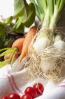 Anordnung von Gemüse auf Handtuch — Stockfoto