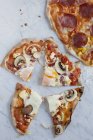 Pizza mit Tomaten und Pilzen — Stockfoto