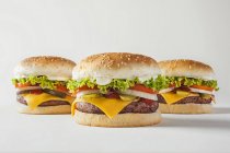 Tres hamburguesas frescas con queso - foto de stock