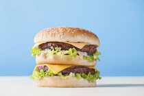 Big Mac на белой поверхности — стоковое фото