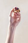 Primo piano vista di mano tenuta pollo Taco con basilico rosso — Foto stock