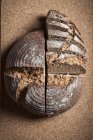 Нарезанный и четвертованный хлеб — стоковое фото