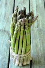 Pacchetto di asparagi verdi freschi — Foto stock