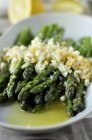 Flemish asparagus with chopped eggs — Stock Photo