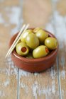 Grüne Oliven gefüllt mit Paprika — Stockfoto