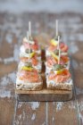 Mini canaps con salmone affumicato — Foto stock