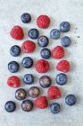 Fresh Raspberries and blueberries — Stock Photo