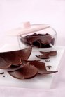Œuf en chocolat cassé — Photo de stock
