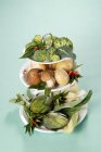 Légumes et champignons sur un stand de gâteau — Photo de stock