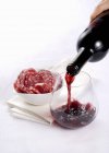 Rotwein und Salami — Stockfoto
